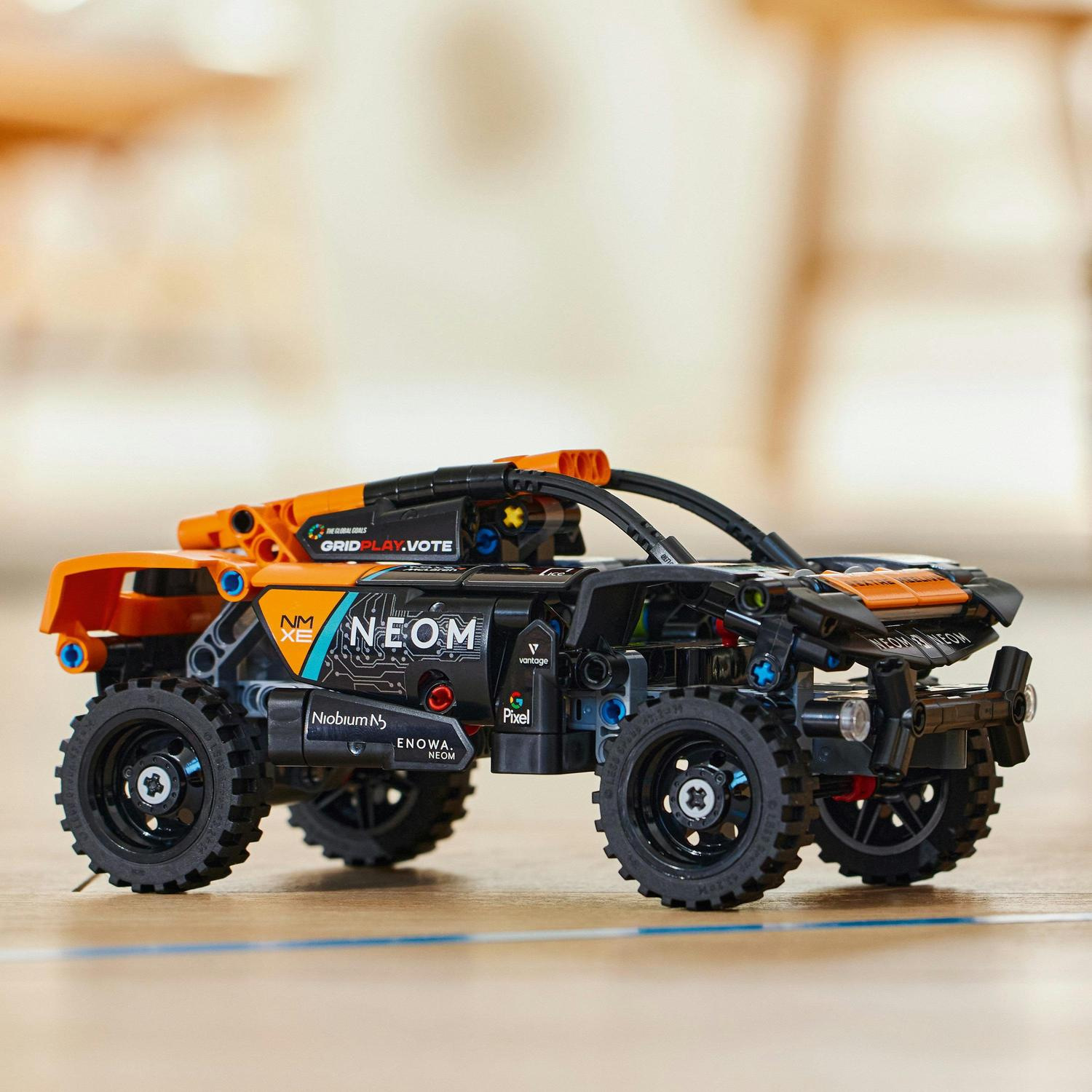 LEGO Technic 42166 Neom McLaren Extreme E Race Car (POMAČKANÁ KRABICE) - Obrázek 7