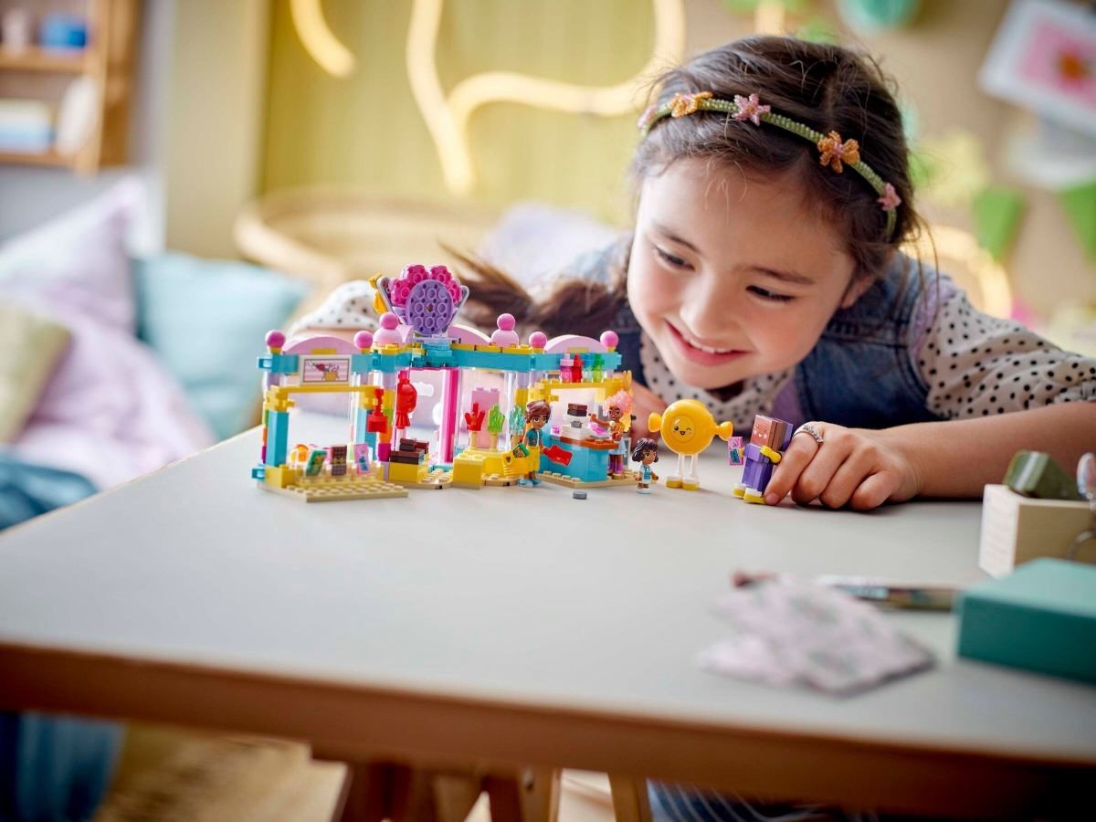 LEGO® Friends 42649 Cukrárna v městečku Heartlake - Obrázek 7