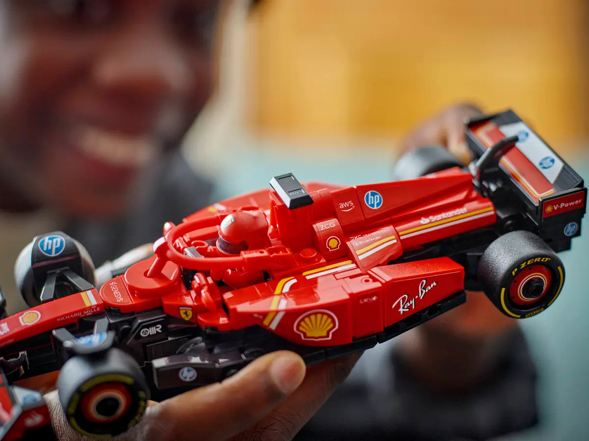 LEGO® Speed Champions 77242 Závodní auto Ferrari SF-24 F1® - Obrázek 4