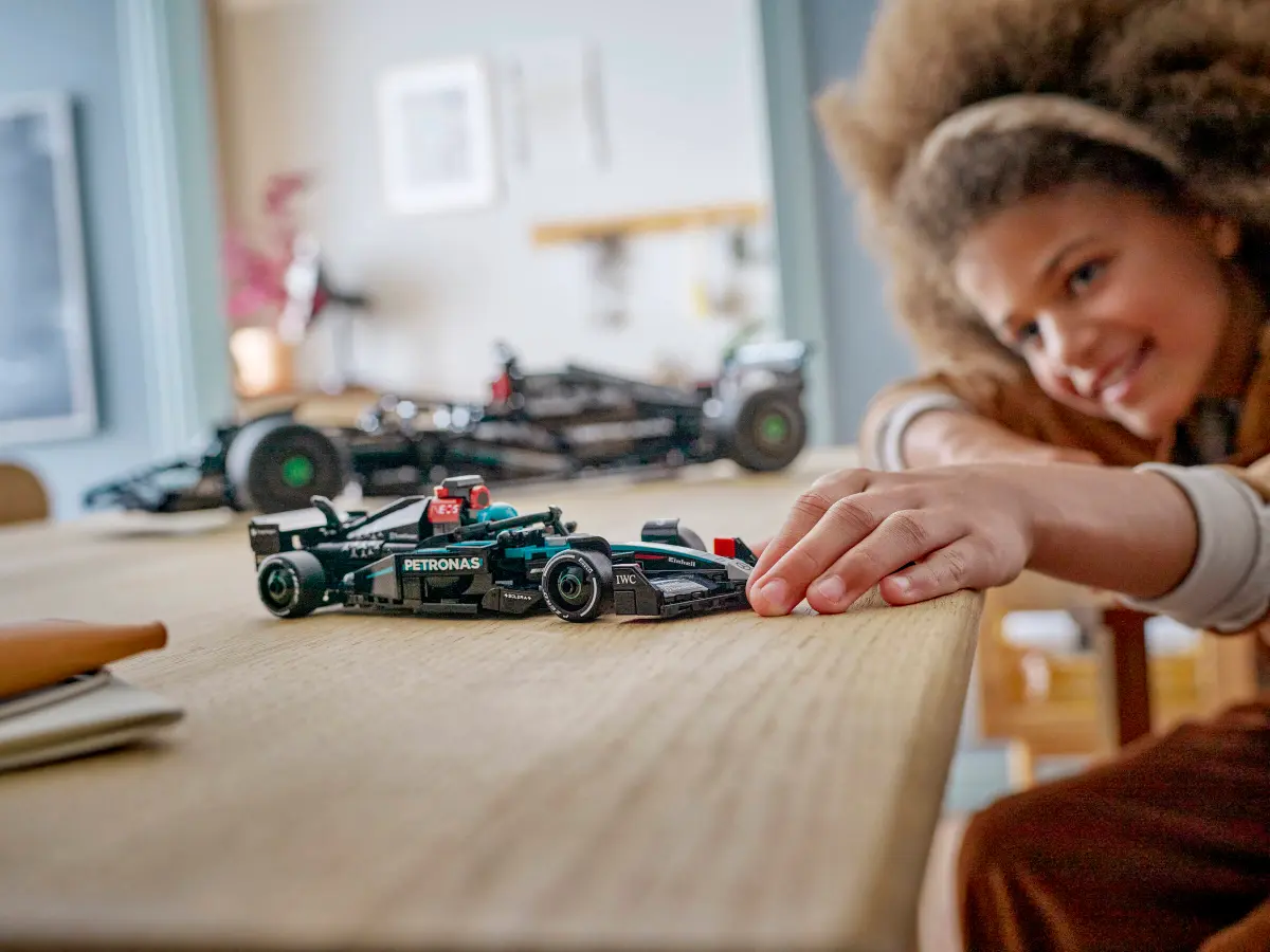 LEGO® Speed Champions 77244 Závodní auto Mercedes-AMG F1 W15 - Obrázek 3