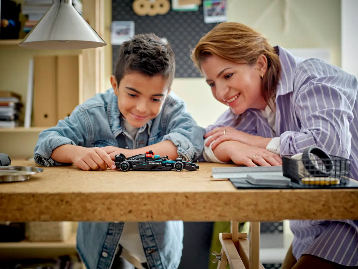 LEGO® Speed Champions 77244 Závodní auto Mercedes-AMG F1 W15 - Obrázek 7