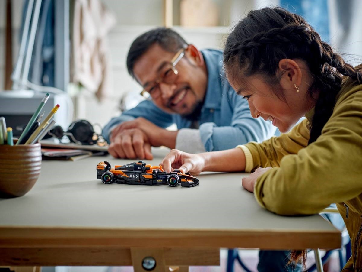 LEGO® Speed Champions 77251 Závodní auto McLaren F1® Team MCL38 - Obrázek 8