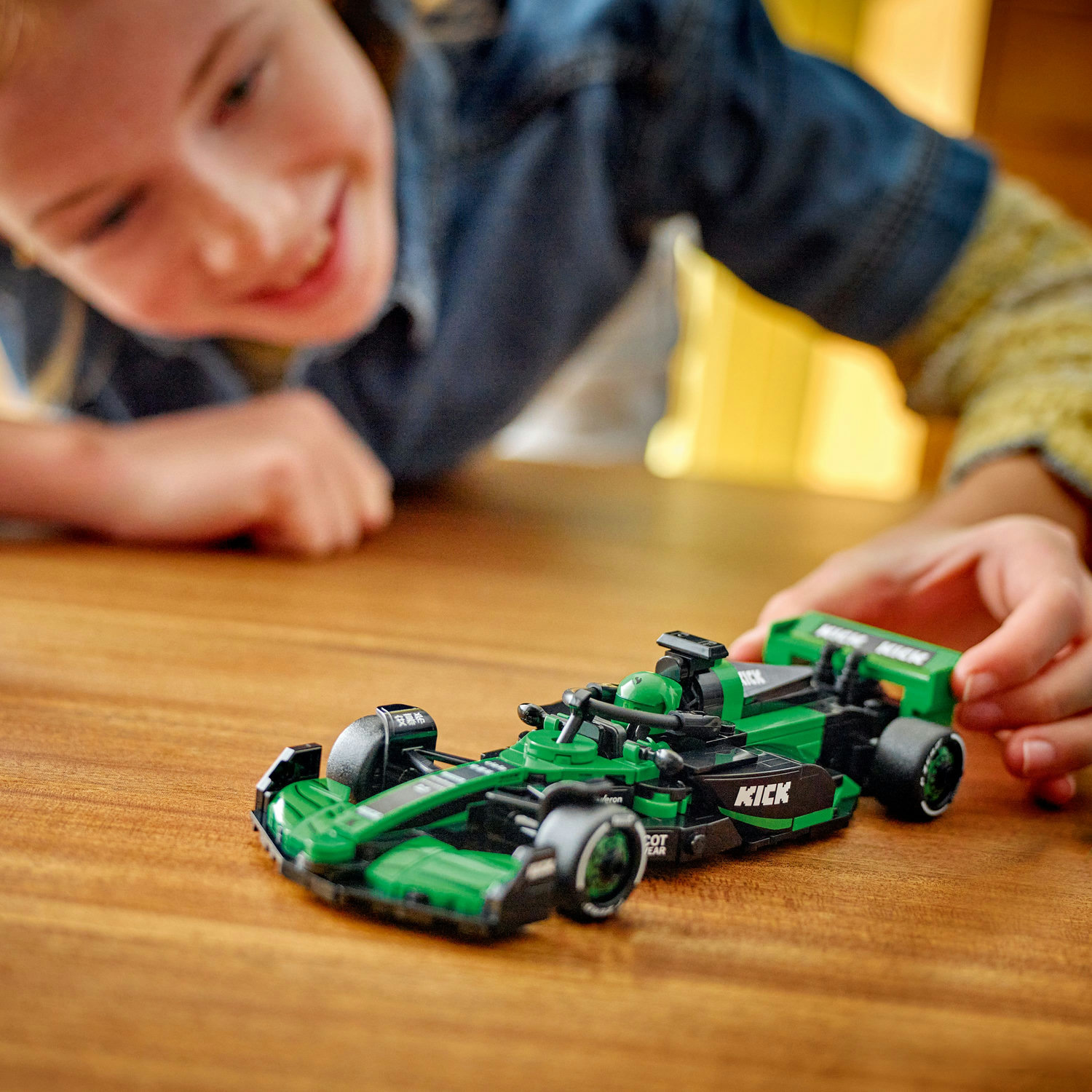 LEGO® Speed Champions 77247 Závodní auto KICK Sauber F1 Team C44 - Obrázek 4