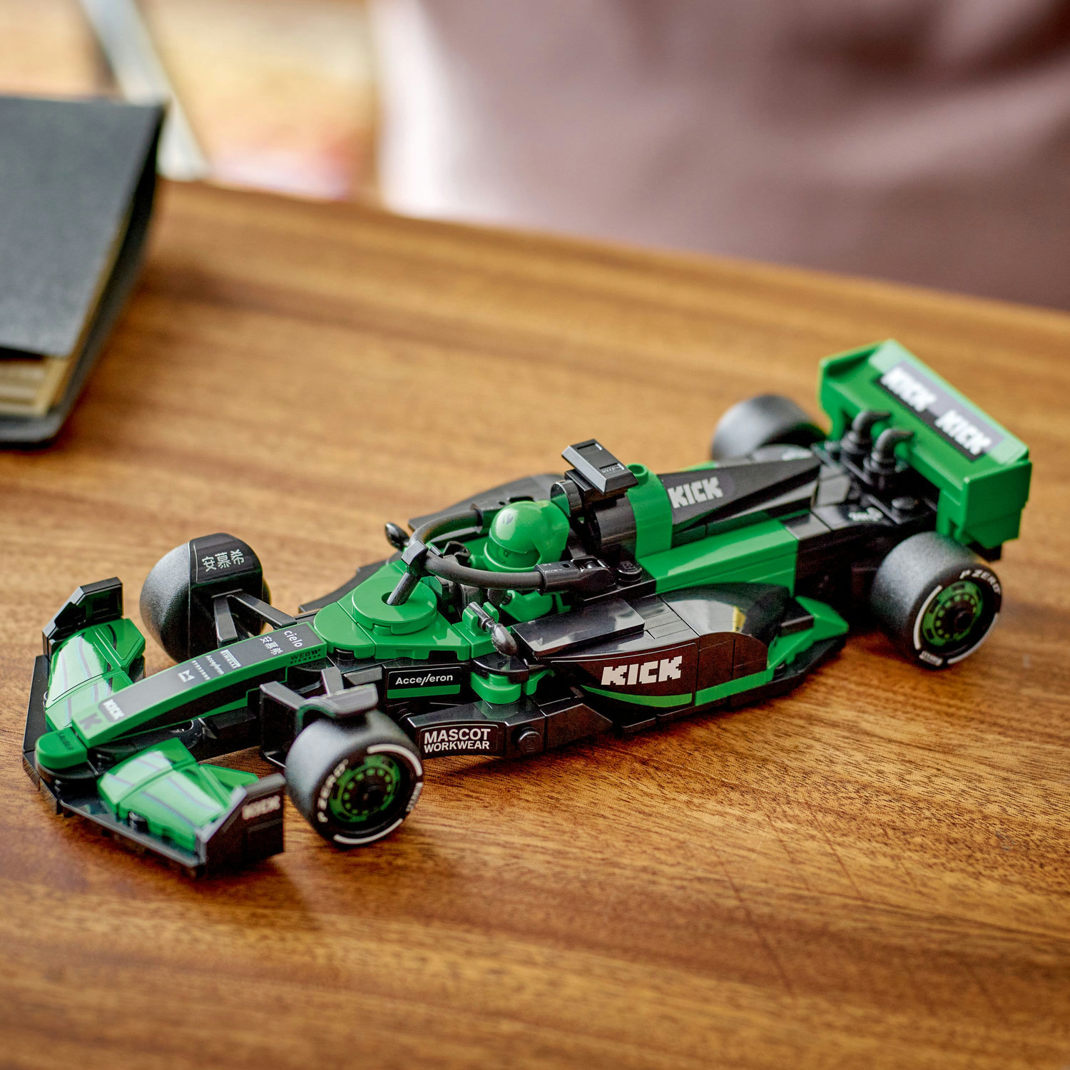 LEGO® Speed Champions 77247 Závodní auto KICK Sauber F1 Team C44 - Obrázek 5
