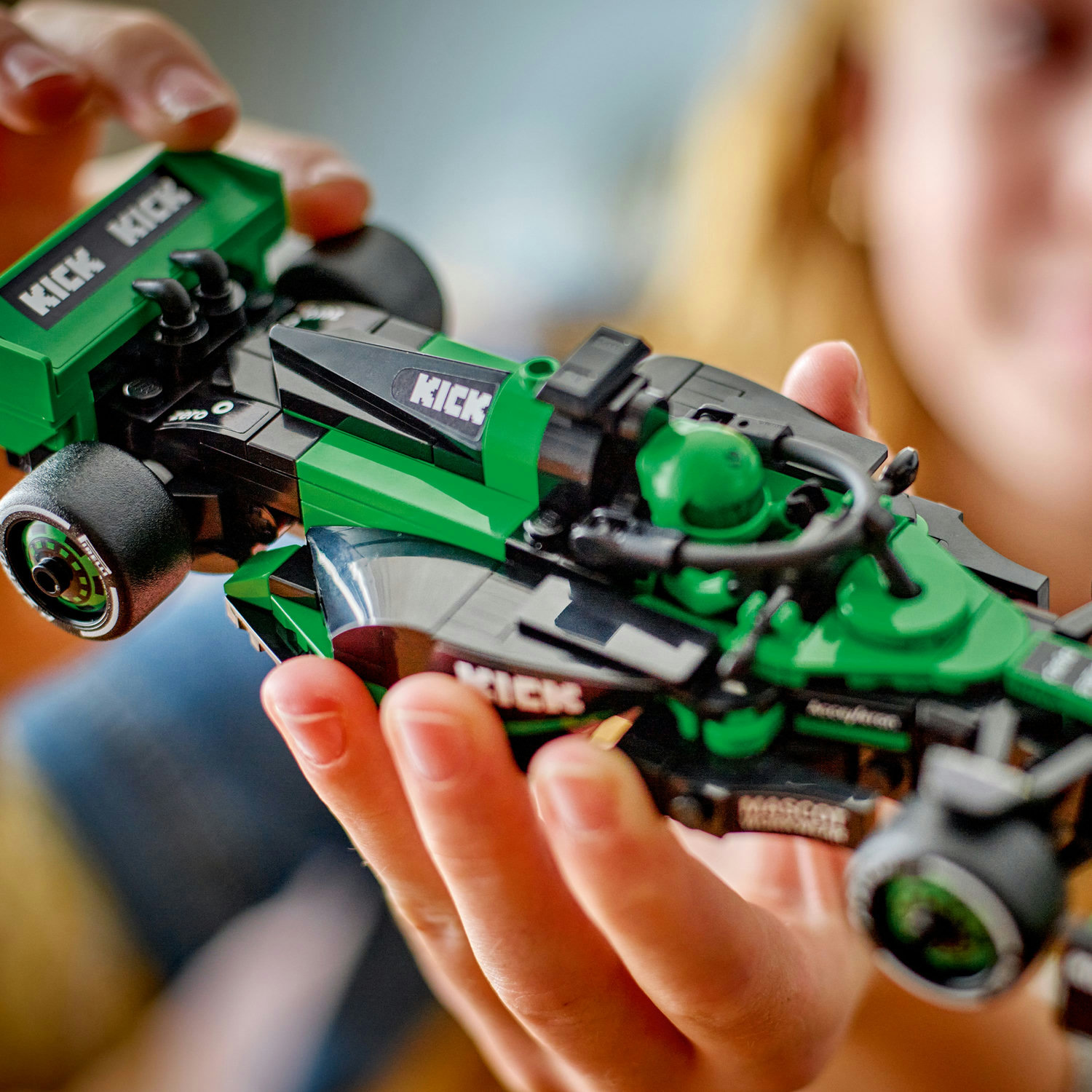 LEGO® Speed Champions 77247 Závodní auto KICK Sauber F1 Team C44 - Obrázek 6