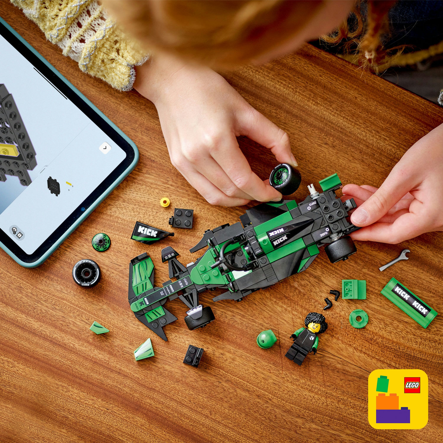 LEGO® Speed Champions 77247 Závodní auto KICK Sauber F1 Team C44 - Obrázek 7