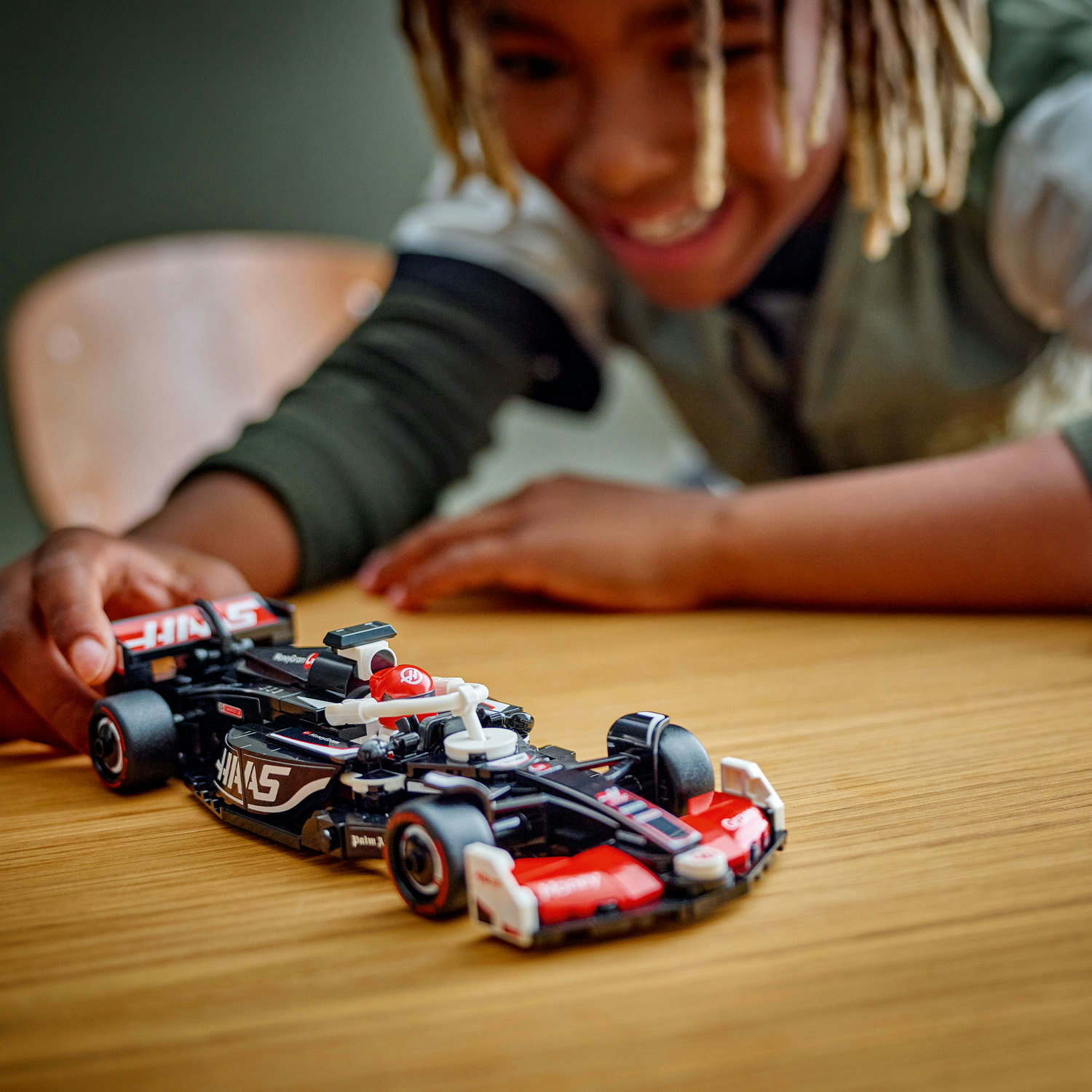 LEGO® Speed Champions 77250 Závodní auto MoneyGram Haas F1 Team VF-24 - Obrázek 4