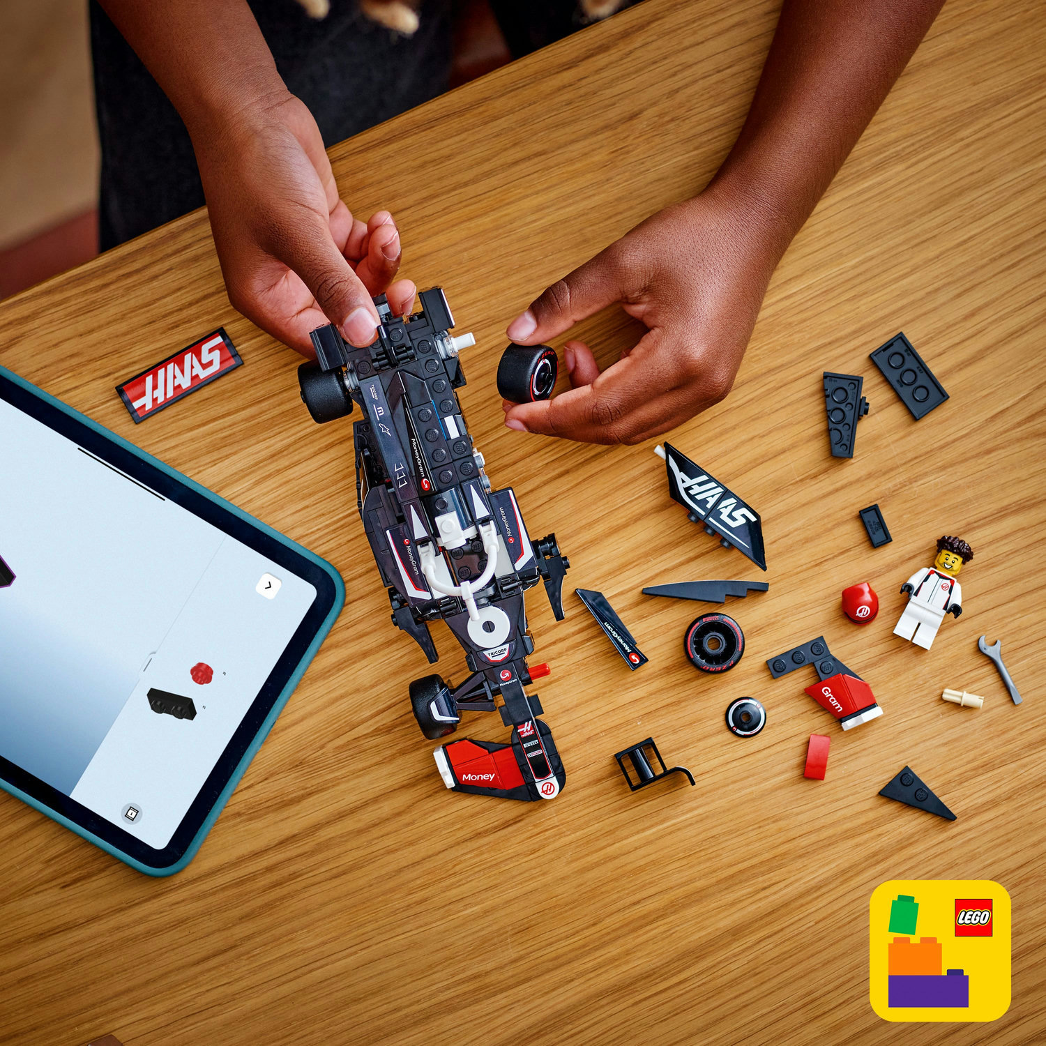 LEGO® Speed Champions 77250 Závodní auto MoneyGram Haas F1 Team VF-24 - Obrázek 7