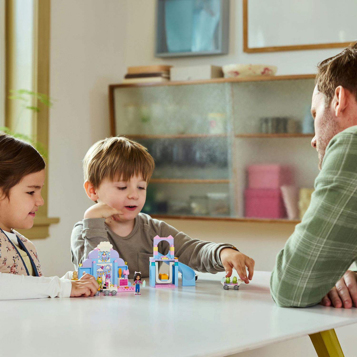 LEGO® Gabby’s Dollhouse 10796 Gábi a kočičí jesličky - Obrázek 3