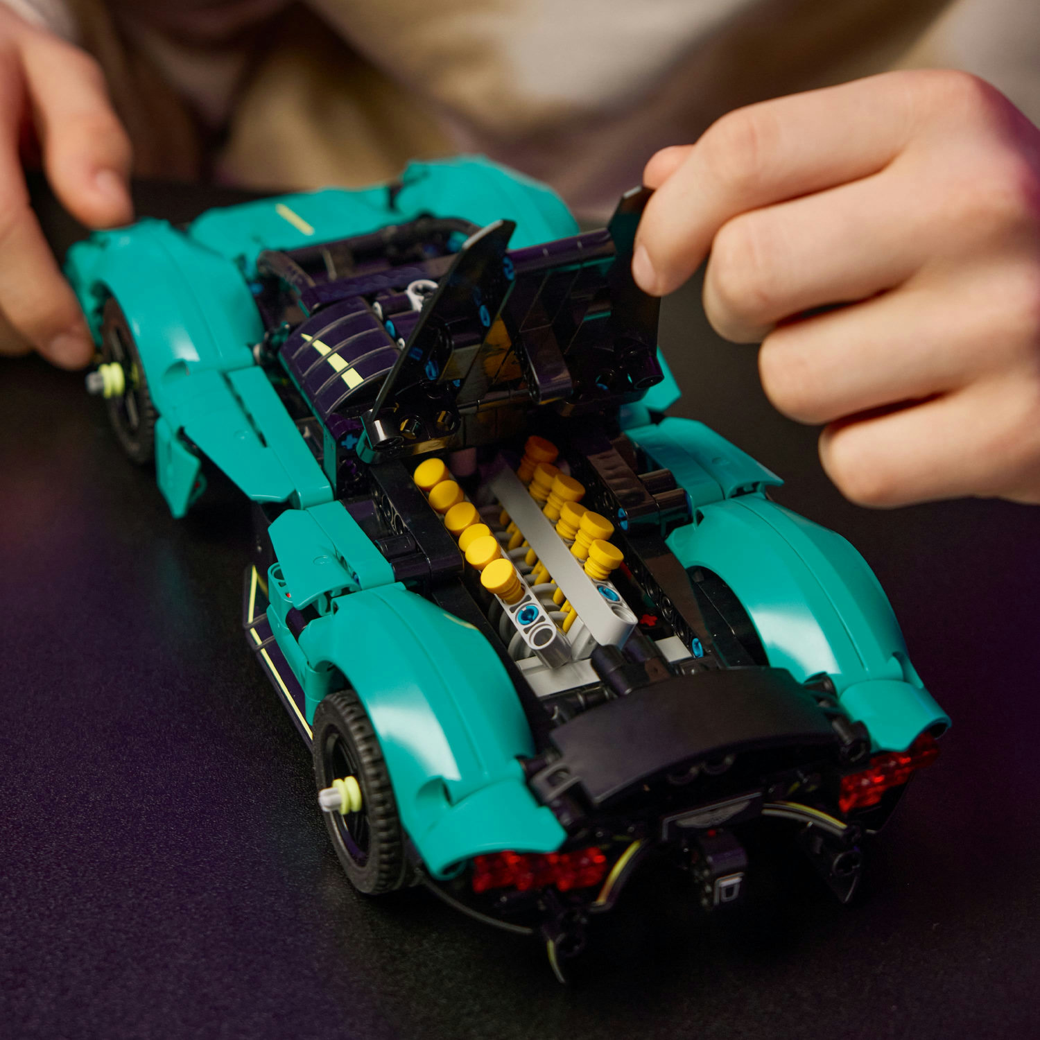 LEGO® Technic 42208 Aston Martin Valkyrie - Obrázek 4