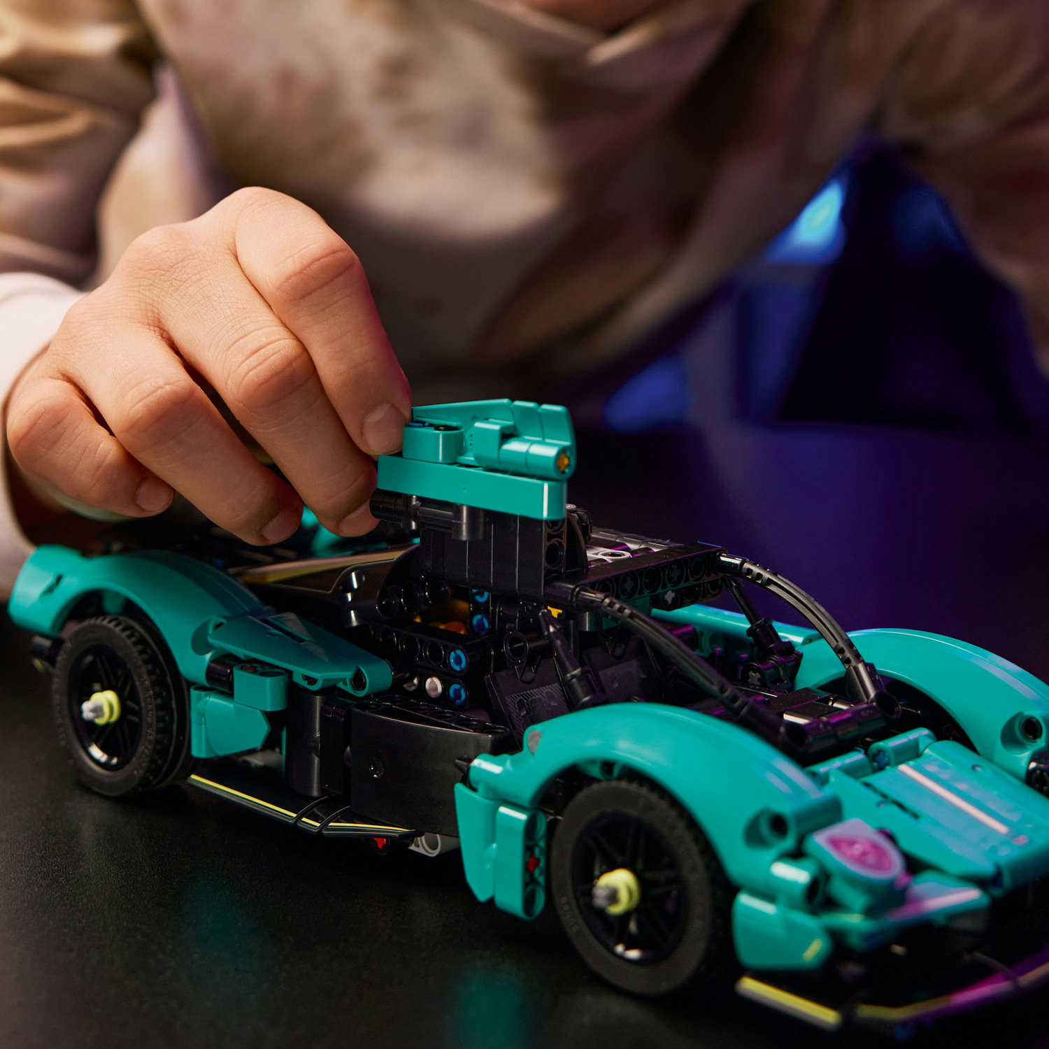 LEGO® Technic 42208 Aston Martin Valkyrie - Obrázek 6