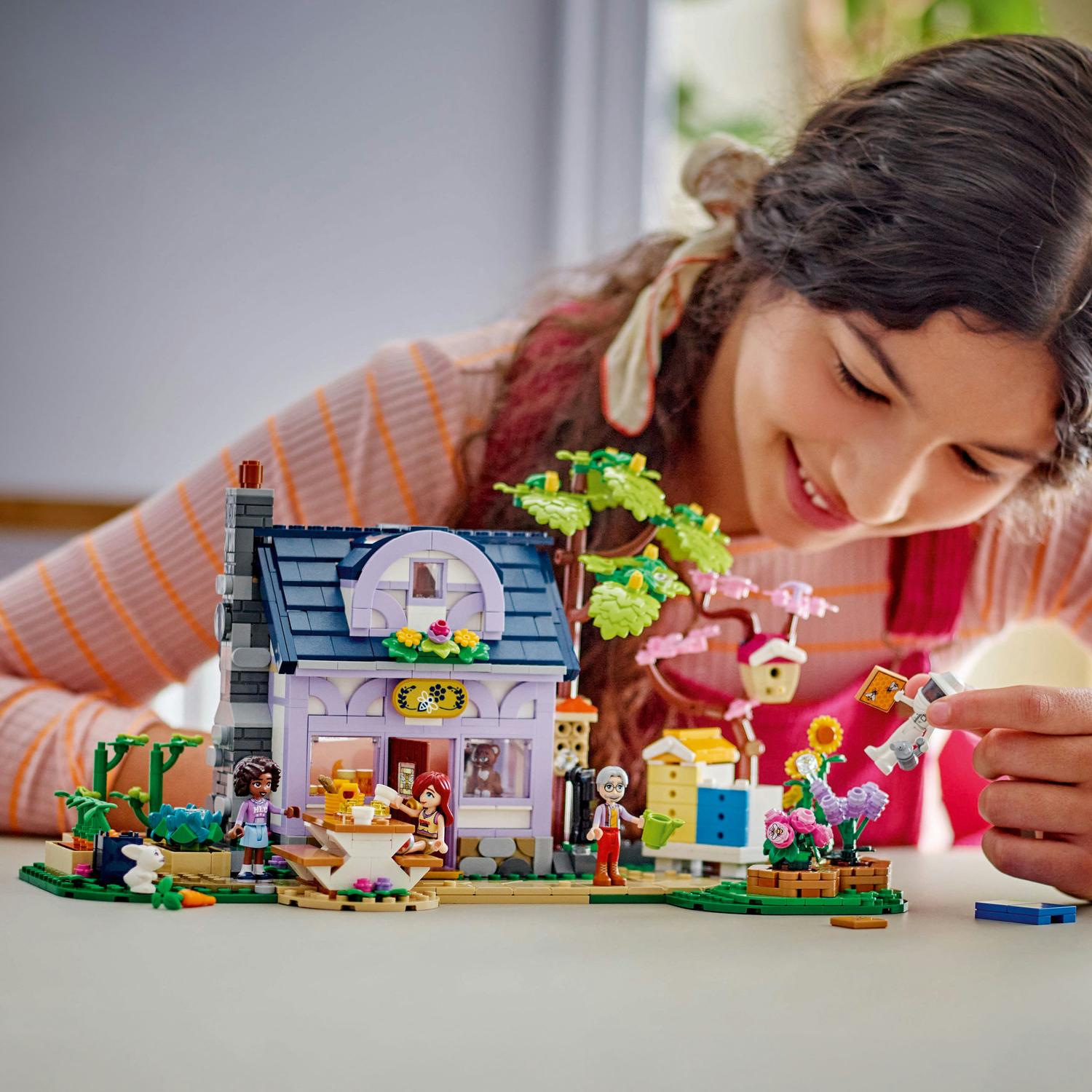 LEGO® Friends 42669 Dům včelařů a květinová zahrada - Obrázek 3