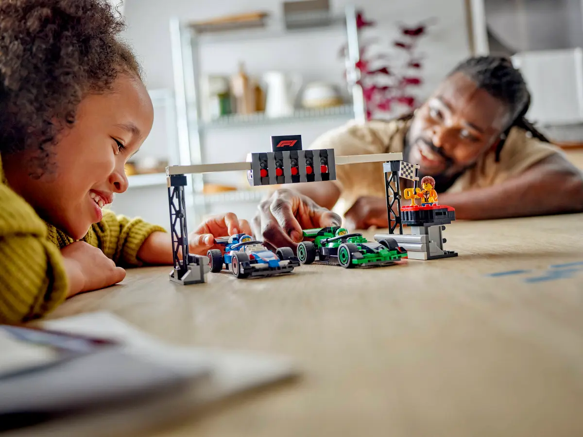 LEGO® City 60474 Padok F1 s formulemi VCARB a Sauber - Obrázek 6