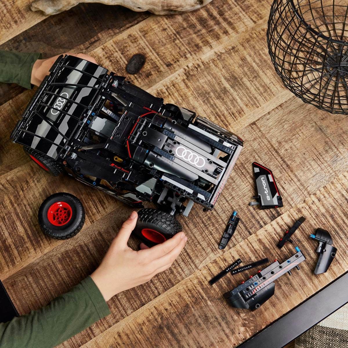 LEGO® Technic 42160 Audi RS Q e-tron - Obrázek 10