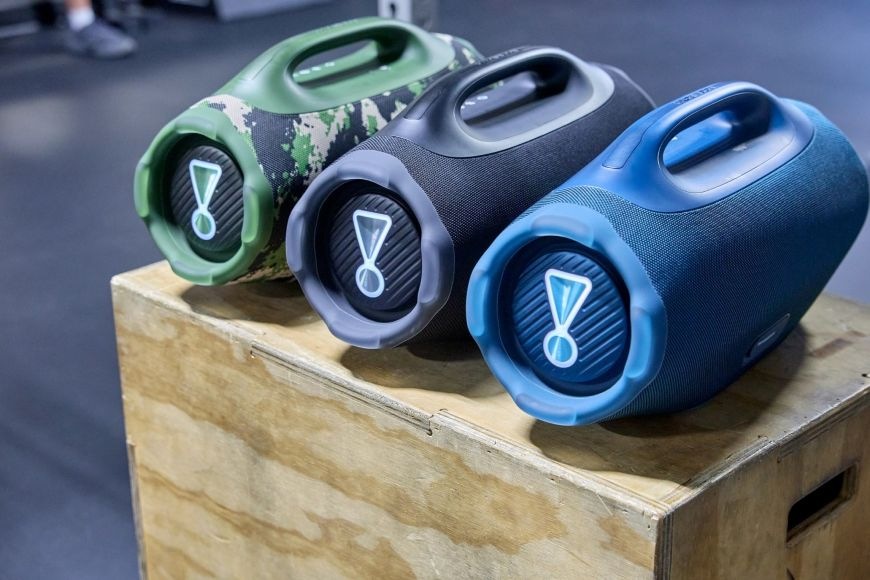 Přenosný reproduktor JBL Boombox 4 přichází v černé, modré a zelené barvě