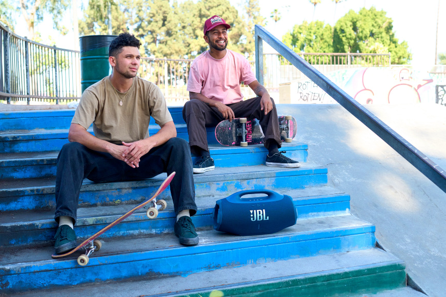 Přenosný reproduktor JBL Boombox 4 na schodech