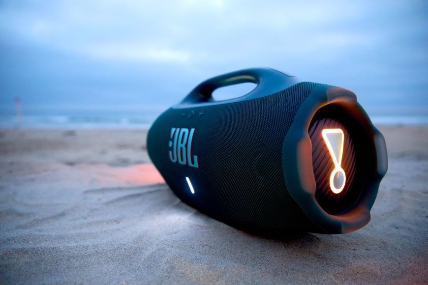 Přenosný reproduktor JBL Boombox 4 na pláži