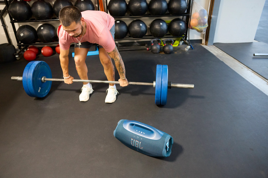 Přenosný reproduktor JBL Boombox 4 v posilovně