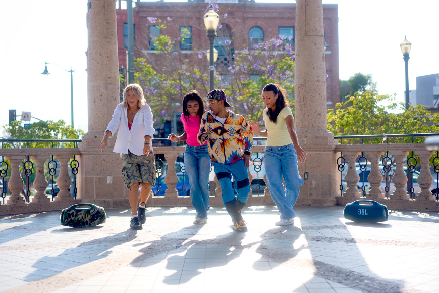 Taneční tréning s hudbou z přenosného reproduktoru JBL Boombox 4
