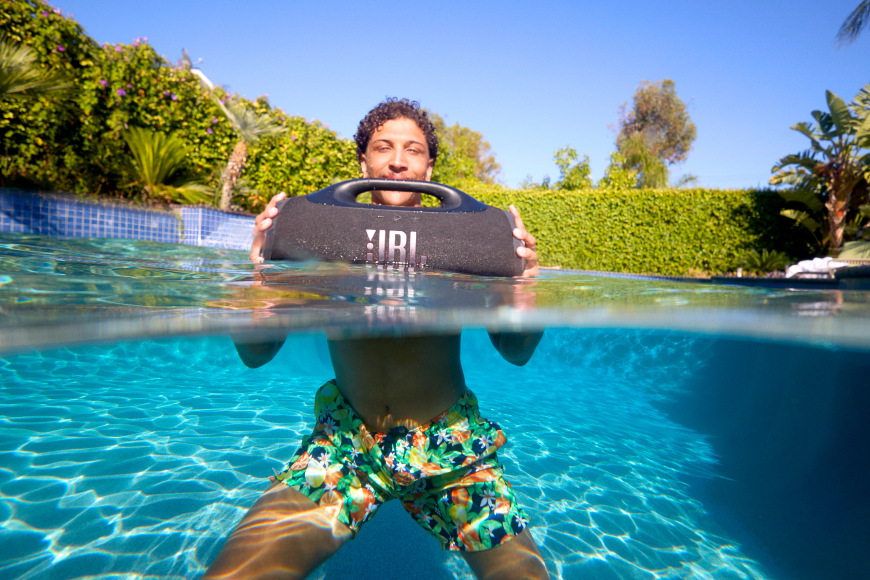 Přenosný reproduktor JBL Boombox 4 ve vodě