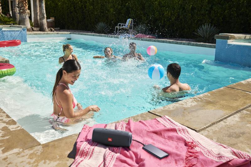 JBL Charge Essential šedý - Obrázek 11