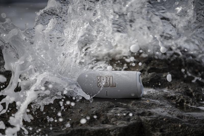 JBL Charge 5 šedý - Obrázek 8