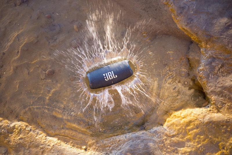 JBL Charge 5 modrý - Obrázek 11