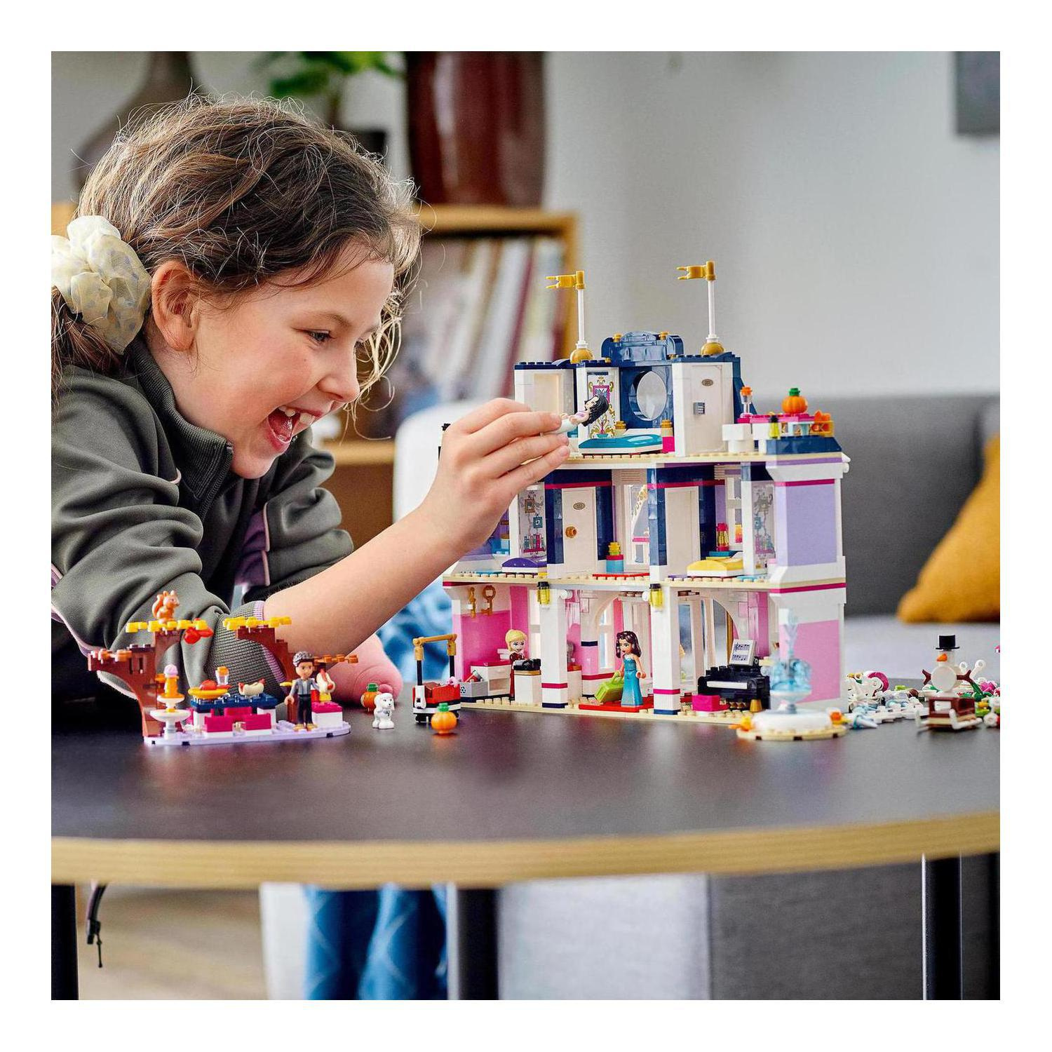 LEGO Friends 41684 Hotel v městečku Heartlake - Obrázek 2