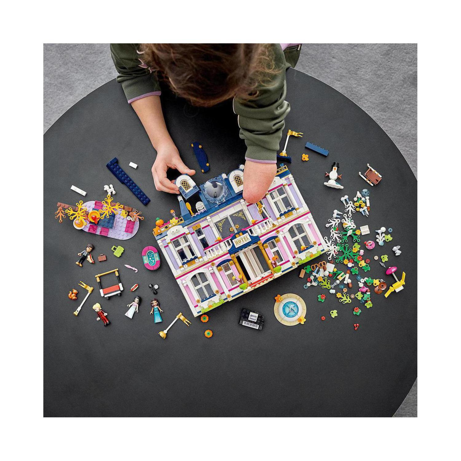 LEGO Friends 41684 Hotel v městečku Heartlake - Obrázek 3