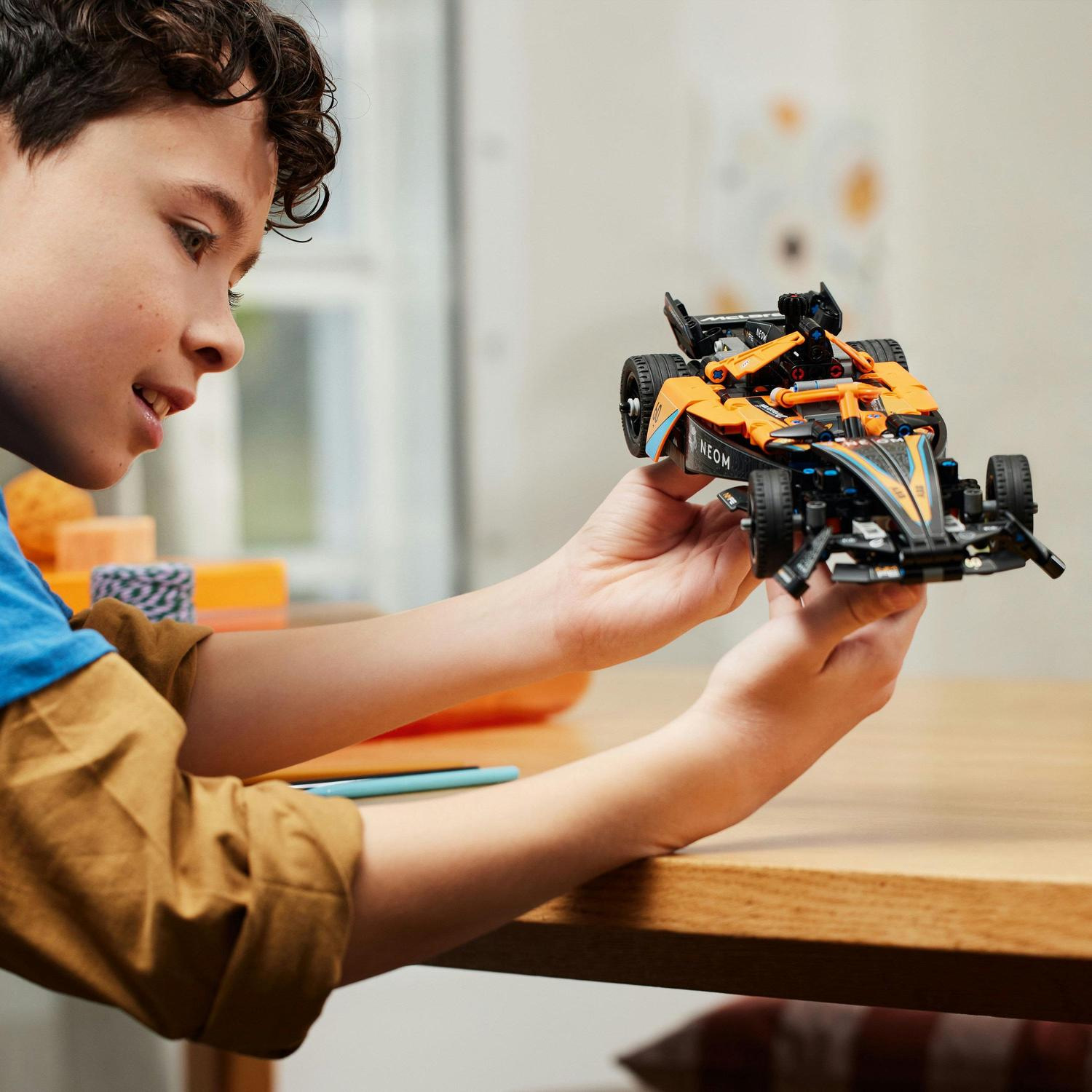 LEGO® Technic 42169 NEOM McLaren Formula E Race Car - Obrázek 9