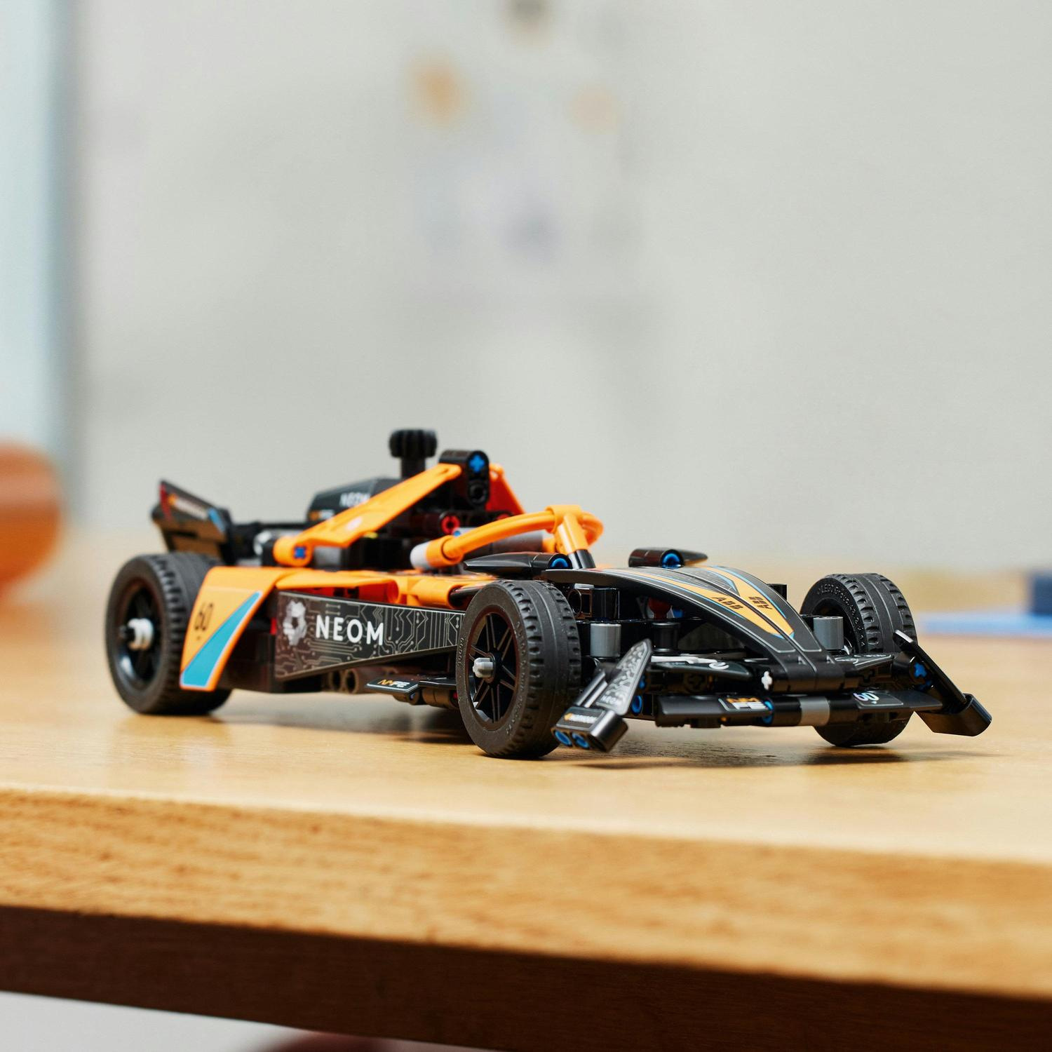 LEGO® Technic 42169 NEOM McLaren Formula E Race Car - Obrázek 7