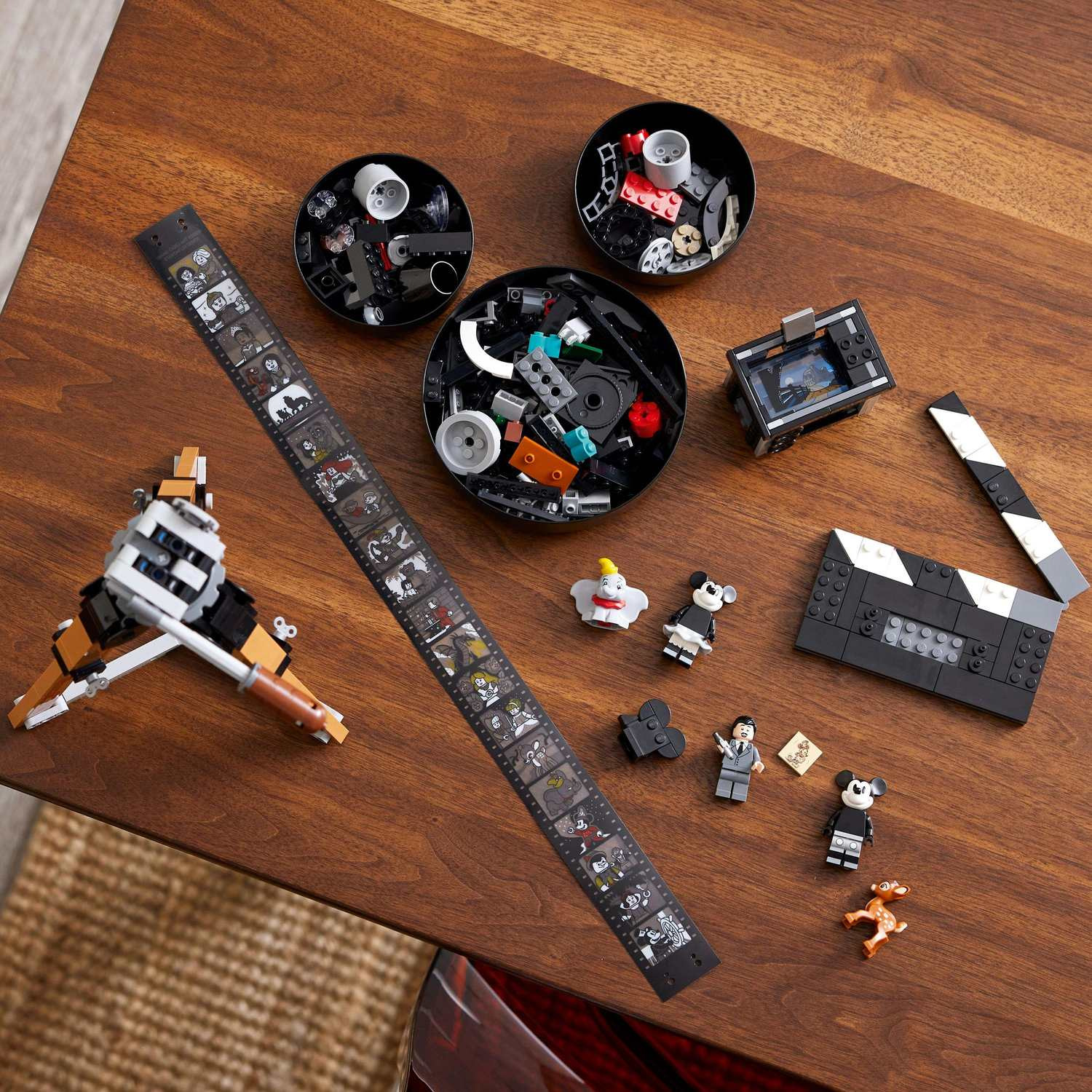 LEGO® I Disney™ 43230 Kamera na počest Walta Disneyho - Obrázek 8
